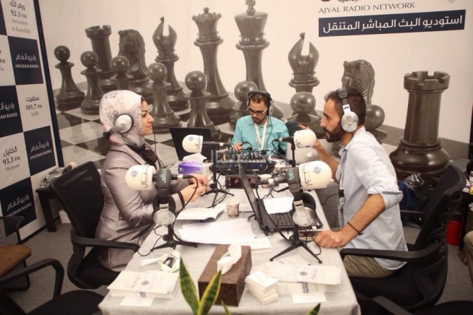 بالصور : استوديو البث المباشر المتنقل لشبكة أجيال في معرض اكسبوتك